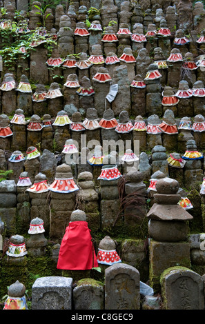 Stein-Jizo-Statuen mit roten Schürzen auf dem Friedhof Okunoin Tempel Koyasan (Berg Koya, Wakayama, Japan Stockfoto