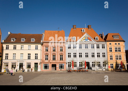 Historische Gebäude auf dem alten Marktplatz (Alter Markt) in Stralsund, Mecklenburg-Vorpommern, Deutschland Stockfoto