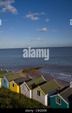 Bunte Strandhäuschen blicken auf das Meer unter strahlend blauem Himmel in Southwold in Suffolk Stockfoto