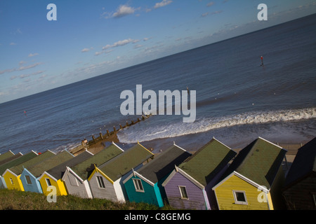 Bunte Strandhäuschen blicken auf das Meer unter strahlend blauem Himmel in Southwold in Suffolk Stockfoto