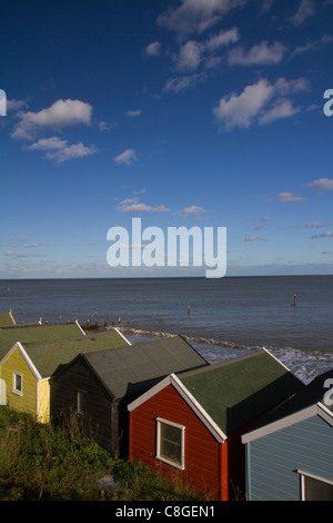 Bunte Strandhäuschen blicken auf das Meer unter strahlend blauem Himmel in Southwold in Suffolk Stockfoto