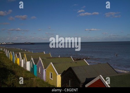 Bunte Strandhäuschen blicken auf das Meer unter strahlend blauem Himmel in Southwold in Suffolk Stockfoto