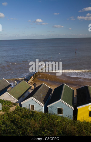 Bunte Strandhäuschen blicken auf das Meer unter strahlend blauem Himmel in Southwold in Suffolk Stockfoto