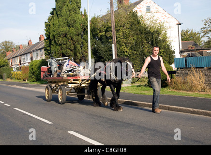 RAG und Knochen Mann mit Pferd und Wagen, Cottingham, Hull, Yorkshire, England Stockfoto