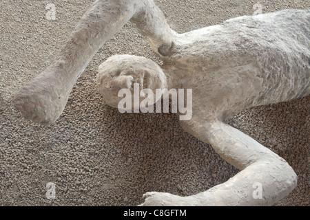 Mannes Körper Gips im Inneren Macellum, Pompeji, UNESCO-Weltkulturerbe, Campania, Italien Stockfoto