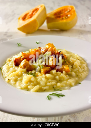 Braten-Butternut-Kürbis auf Safran-risotto Stockfoto