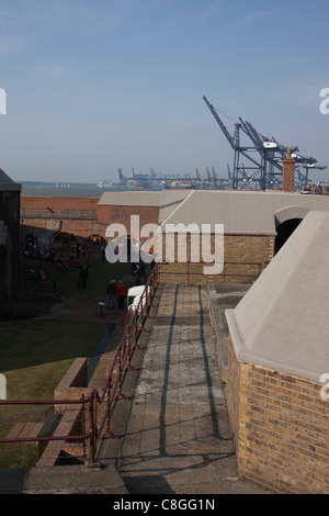 Felixstowe Port von der Spitze des alten Landguard Fort, Suffolk. Landguard Fort wird von einem Trust unter English Heritage verwaltet. Stockfoto