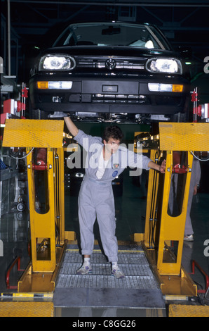 Bratislava, Slowakei. Produktionslinie Arbeiter unter einem Auto auf einer Hebebühne; VW-Werk. Stockfoto