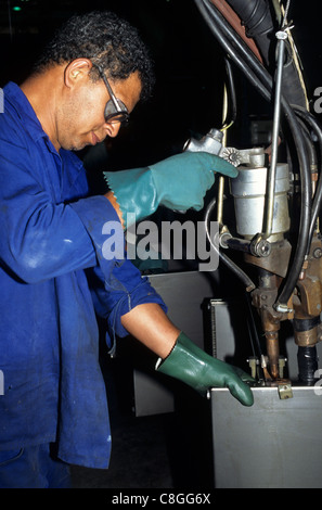 Sao Paulo, Brasilien. Stahl Kühlschrank Schränke mit Punktschweißer in weißen Multibras montiert Stecker waren Fabrik Ohr Schutzausrüstung Stockfoto