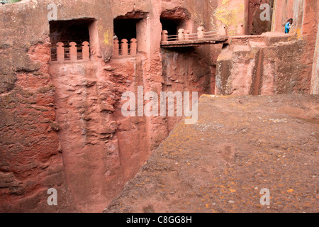 Eingang zu den Fels gehauene Kirche von Bet Gabriel-Rufael in Lalibela, Nord-Äthiopien, Afrika. Stockfoto