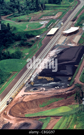 Carajas, Brasilien. Luftaufnahme der Mine Railhead mit Vorrat an Erz; Carajas Eisenmine Erz, Para Zustand. Stockfoto