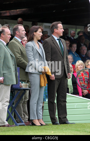 Dorf von Braemar, Schottland. Der britische Premierminister David Cameron mit seiner Frau Samantha bei den 2011 Braemar Gathering spielen. Stockfoto