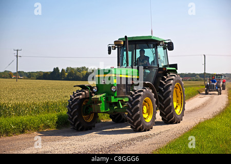 Traktor durchlaufen der Lincolnshire Wolds Stockfoto