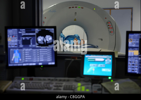 CT-Scanner in einem Krankenhaus Stockfoto