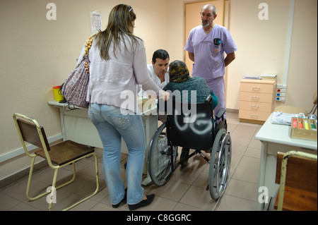 Arzt im Gespräch mit Patienten im Rollstuhl Stockfoto