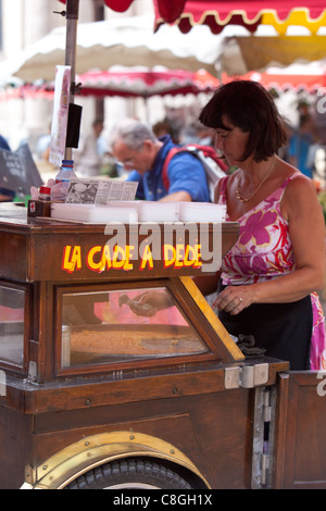 La Cade, ein Kuchen/Pfannkuchen allerlei aus Kichererbsen-Mehl hergestellt. Zum Verkauf an einem Marktstand in Toulon Frankreich Stockfoto