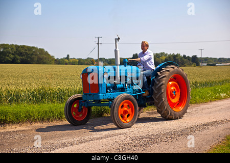 Traktor durchlaufen der Lincolnshire Wolds Stockfoto