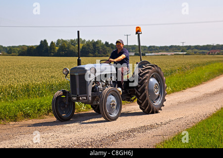 Traktor durchlaufen der Lincolnshire Wolds Stockfoto