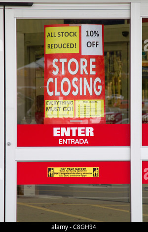 Schließung der Verkauf bei Lowes Hardware Shop Erlöschen des Geschäfts. Stockfoto