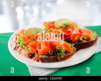 Geräucherter Lachs & Salat Sandwich Stockfoto