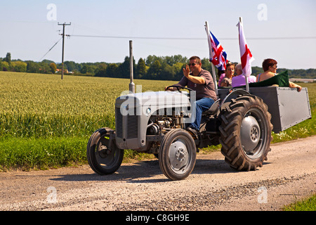 Traktor durchlaufen der Lincolnshire Wolds Stockfoto