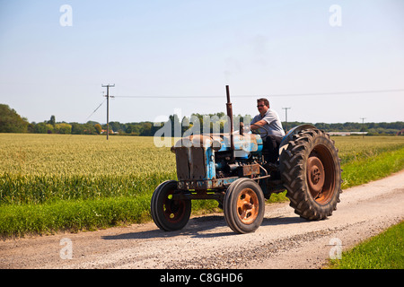Traktor durchlaufen der Lincolnshire Wolds Stockfoto