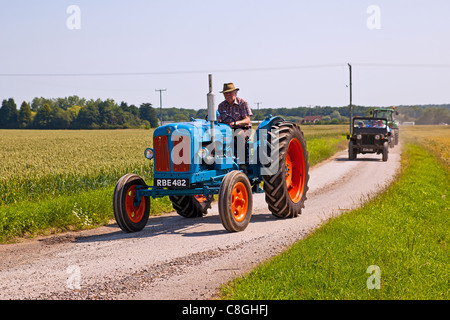 Traktor durchlaufen der Lincolnshire Wolds Stockfoto