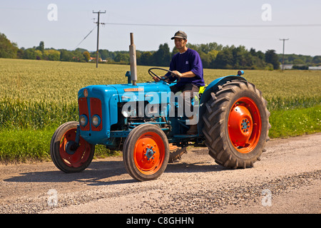 Traktor durchlaufen der Lincolnshire Wolds Stockfoto