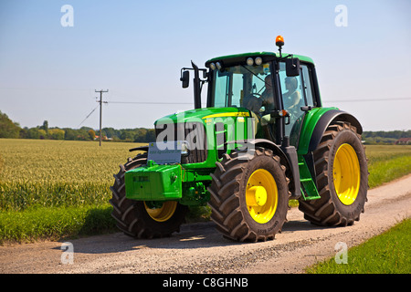 Traktor durchlaufen der Lincolnshire Wolds Stockfoto