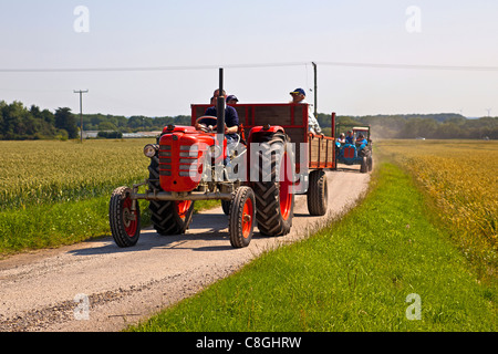 Traktor durchlaufen der Lincolnshire Wolds Stockfoto