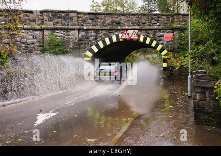 Range Rover fährt durch einen überfluteten Teil der Straße. Antrim, 24.10.2011 Stockfoto