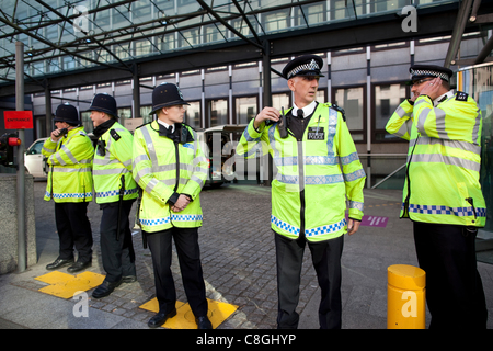 Metropolitan Polizisten bewachen den Eingang zum britischen Ministeriums für Business, Innovation and Skills während einer Anti-Kürzungen Protest, 1 Victoria Street, Central London, UK, auf Montag, 24. Oktober 2011. Stockfoto