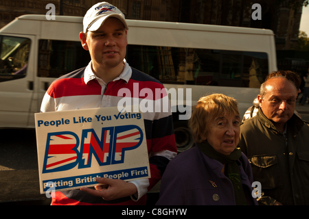 London, UK, 24.10.2011. BNP-Fans fordern eine Abstimmung in ein EU-referendum Stockfoto