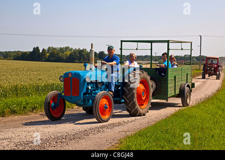 Traktor durchlaufen der Lincolnshire Wolds Stockfoto