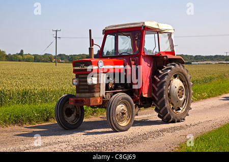 Traktor durchlaufen der Lincolnshire Wolds Stockfoto