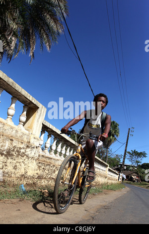 Ein madagassischen junge mit seinem Fahrrad auf der Straße nach Hell-Ville, Nosy Be, Nossi-Bé, Madagaskar Stockfoto