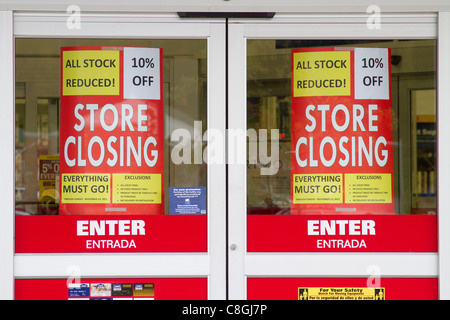 Schließung der Verkauf bei Lowes Hardware Shop Erlöschen des Geschäfts. Stockfoto