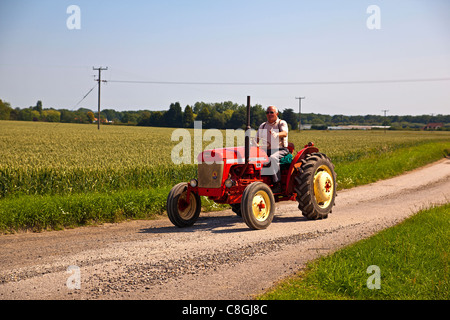 Traktor durchlaufen der Lincolnshire Wolds Stockfoto