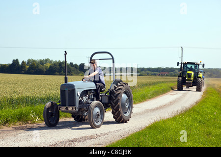 Traktor durchlaufen der Lincolnshire Wolds Stockfoto