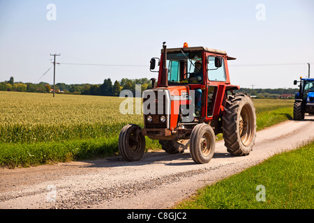 Traktor durchlaufen der Lincolnshire Wolds Stockfoto