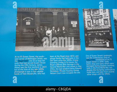 Historische Informationstafel und Foto über das Royal Hotel Wellington Street, Hull, Yorkshire, England Stockfoto