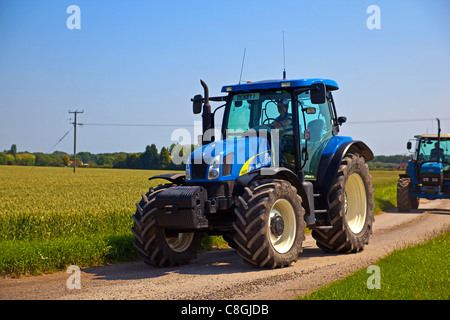 Traktor durchlaufen der Lincolnshire Wolds Stockfoto