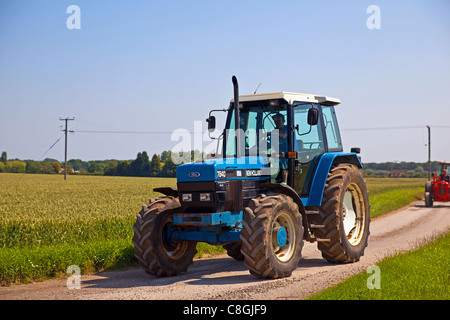 Traktor durchlaufen der Lincolnshire Wolds Stockfoto