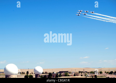 Die Luftwaffe traf auf der Schriever Air Force Base, Colorado, auf Weltraumkraft, als die US Air Force Thunderbirds im Mai 25 über die Basis flogen. Die Thunderbirds waren in der Nähe Colorado Springs, um an der Air Force Academy Graduierung Mai 28 aufzutreten. Stockfoto