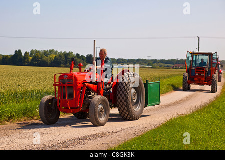 Traktor durchlaufen der Lincolnshire Wolds Stockfoto