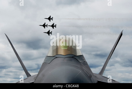 Vier Air Force Thunderbird F-16 Fighting Falcons fliegen zusammen in Formation hinter einem F-22 Raptor für mehr als 6,000 Zuschauer während der Juni 24 Airshow auf Eielson Air Force Base, Alaska. Die Flugschau "Einsteigen in Soltice" bot der lokalen Gemeinschaft die Gelegenheit, die Fähigkeiten der Flugzeuge der Luftwaffe aus der Nähe zu sehen und zu demonstrieren. Stockfoto