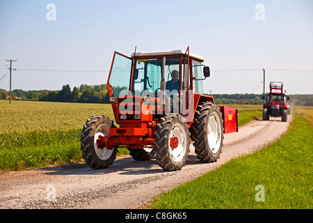 Traktor durchlaufen der Lincolnshire Wolds Stockfoto