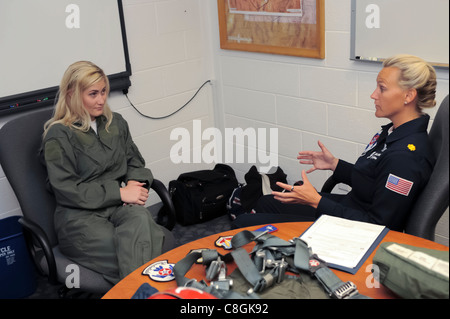 Megan Funk, Lehrerin der zweiten Klasse an der Majestic Elementary School in Ogden, Utah, erhält am 4. Juni eine medizinische Untersuchung von Maj. Charla Quayle, Flugchirurg der Air Force Thunderbird. Frau Funk erhielt mehr als drei Stunden Screening, Training und Briefings auf der Hill Air Force Base, Utah, bevor sie in ihrer Heimatstadt Hero in einem Thunderbird F-16 Fighting Falcon geflogen war. Stockfoto