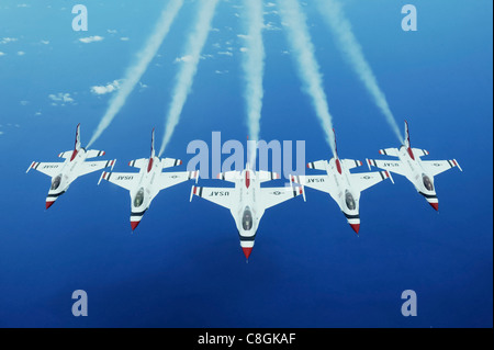 Die in F-16 Fighting Falcons fliegenden Air Force Thunderbirds machen sich vom Hickam Air Force Base Hawaii aus auf den Weg nach Townsville, Australien, 21. September 2009. Stockfoto