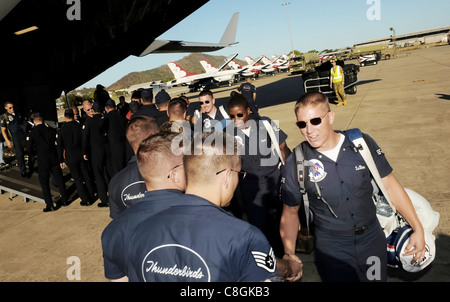 Die Air Force Thunderbirds begrüßen sich, als Mitglieder von einem C-17 Globemaster III 21. September 2009 in Townsville, Australien aussteigen. Stockfoto